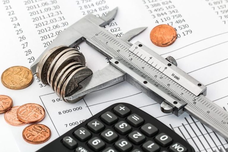Infographic over manieren om je financiële toekomst veilig te stellen met spaarrekeningen, beleggingsfondsen en onroerend goe