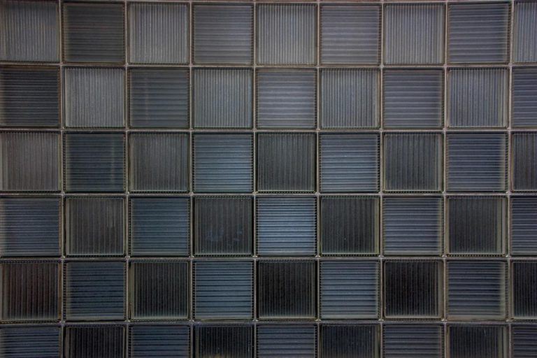 Voorbeeld van voordelen van een tegelvloer in keuken met natuurstenen tegels en moderne inrichting