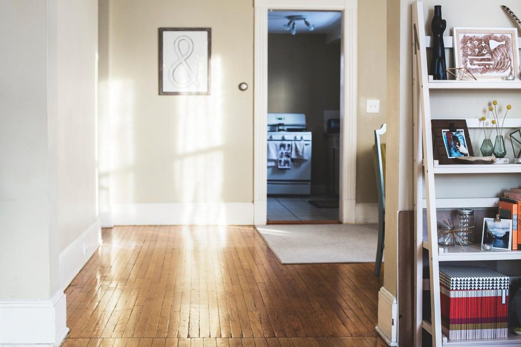 Verschillende vloerverwarming verdelers met pomp en debietregeling voor efficiënte warmteverdeling