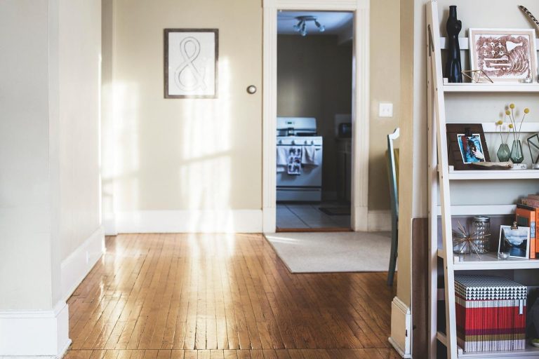 Verschillende vloerverwarming verdelers met pomp en debietregeling voor efficiënte warmteverdeling