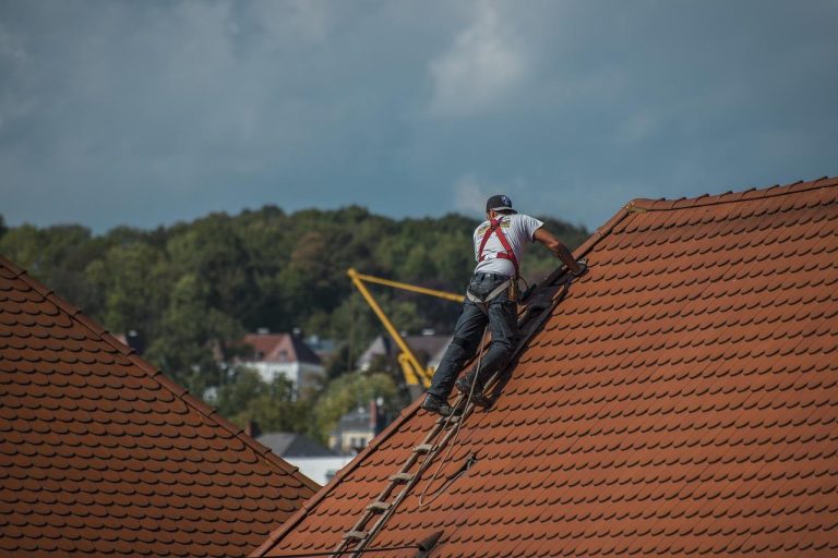 Vochtplek op plafond als gevolg van daklekkage in huis - waarschuwingssignaal voor wateroverlast
